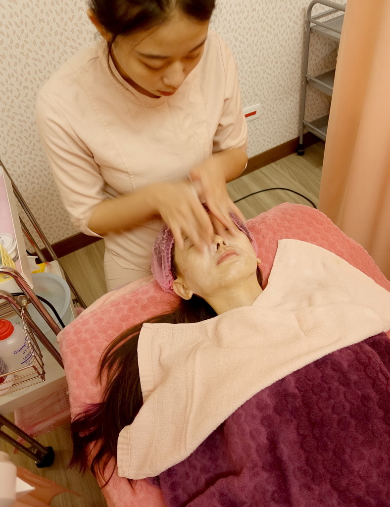 脸部的部份   美容师会先帮忙 卸妆,洗脸